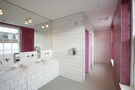 contemporary-restaurant-design-clean-bathroom